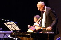 <strong>Hein de Jong</strong> - Vibrafoon<br /><p>Vibrafonist Hein de Jong volgde een klassieke slagwerkopleiding aan het conservatorium in Arnhem. Daar specialiseerde hij zich op de vibrafoon en marimba. Na afsluiting van zijn klassieke studie volgde hij een jazzopleiding aan het conservatorium in Hilversum. Zijn werkzaamheden breidden zich uit als slagwerker bij o.a. het Gelders Orkest, diverse theaterproducties en als vibrafonist van jazzgroepen. Hij werkte mee aan talloze festivals, radio en TV-opnames en is te horen op meerdere CD's. In 1989 won hij de solistenprijs op het jazzfestival van Warschau. Hij heeft gespeeld met o.a. het Peanuts Hucko kwartet, David Lopato Sunda Swing, Johnny Meyer en Greetje Kauffeld.</p>